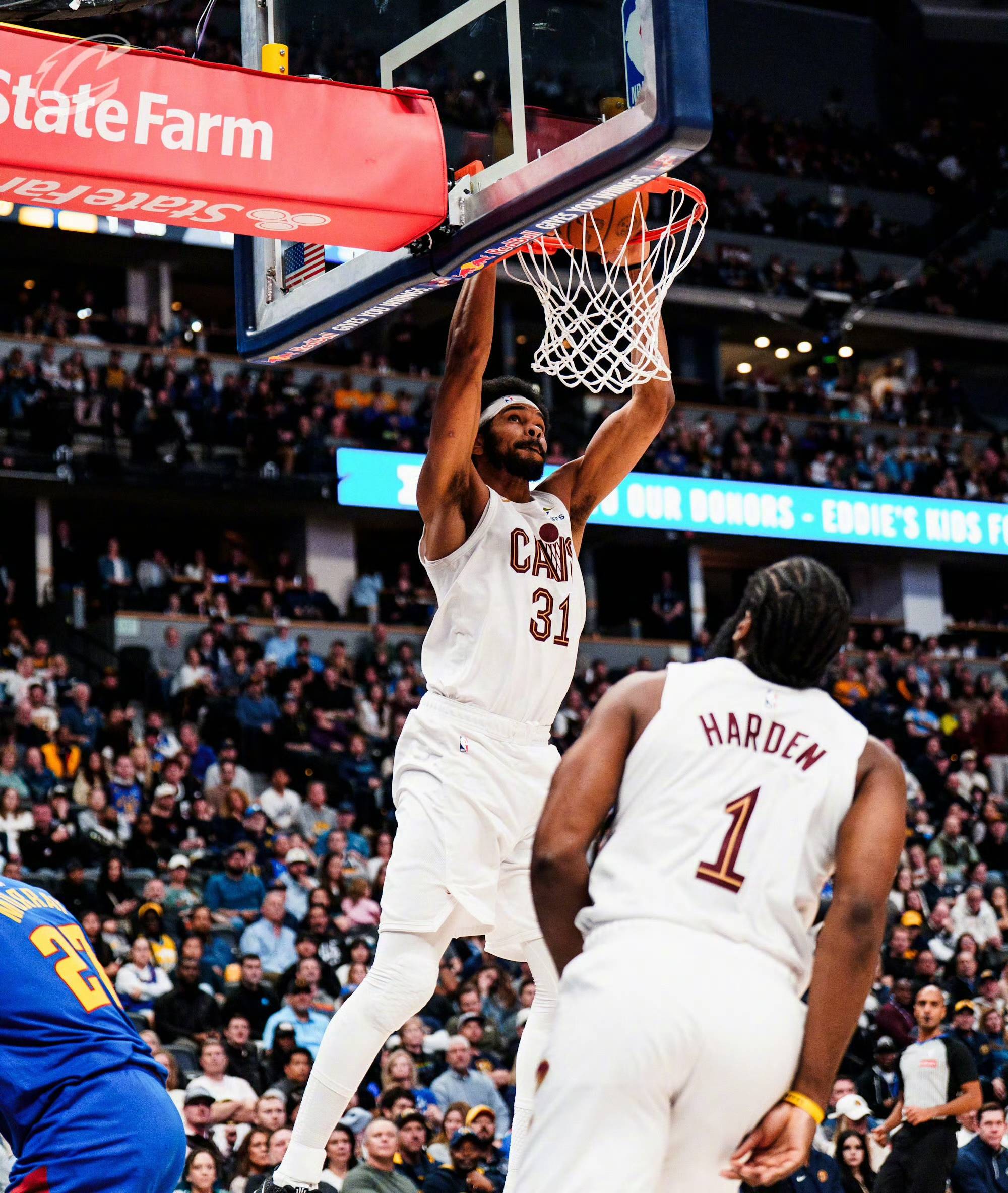 KAIYUN-关于哈登回归赛场，惊险取胜首场状态亮眼，掘金观众沸腾！的信息