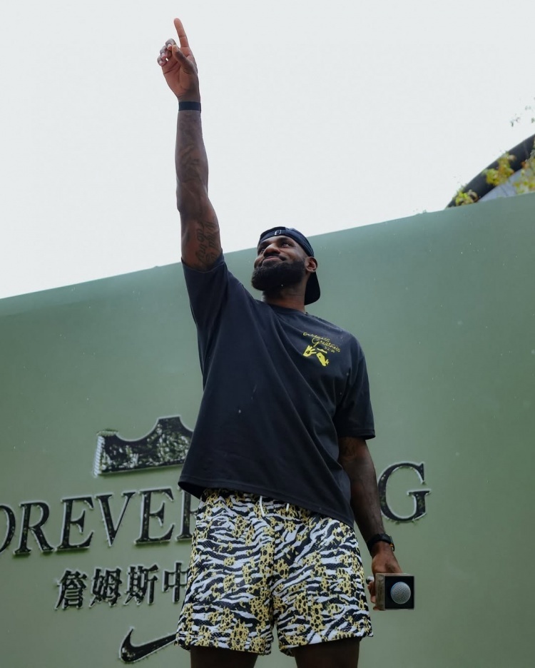 开云体育-浓眉哥迎来七赛季高光表现,C9球迷沸腾!的简单介绍