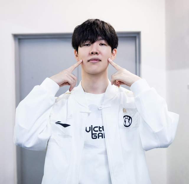 KAIYUN-Rookie爆冷击败DWG,势不可挡引爆全场!的简单介绍